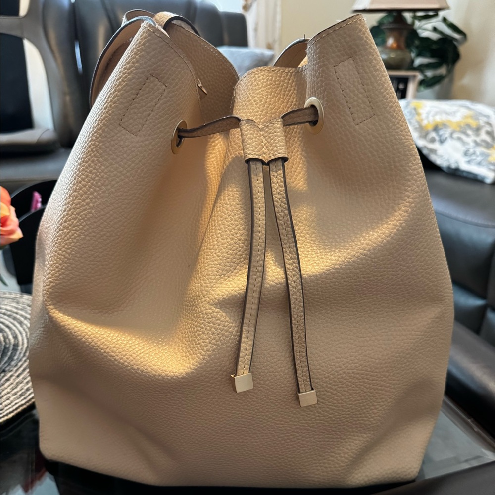 Women’s Large Vegan Leather Bucket / Hobo Hand Bag, Beige/Nude